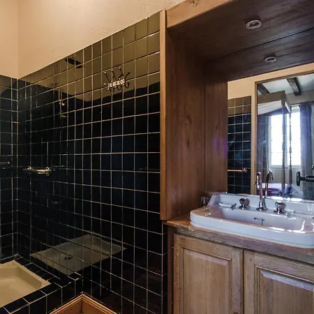 Ritzy Mansion In With Tennis Court Holiday home *