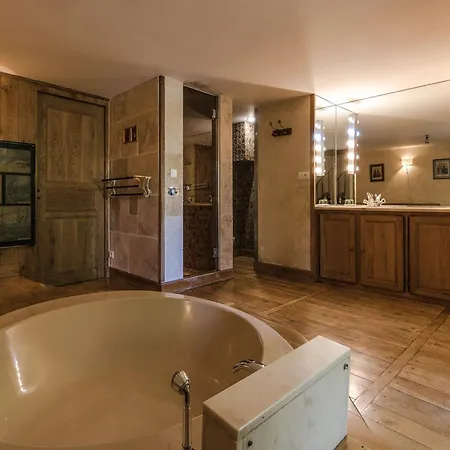 Holiday home Ritzy Mansion In With Tennis Court *
