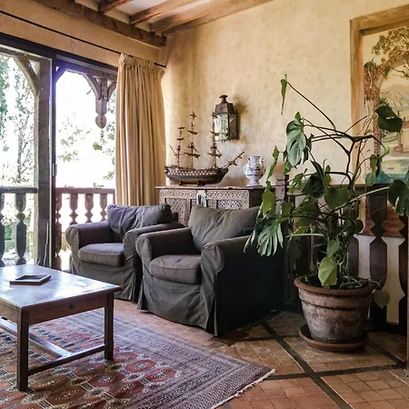 Holiday home Ritzy Mansion In With Tennis Court