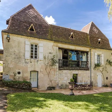 Holiday home Ritzy Mansion In With Tennis Court Sourzac