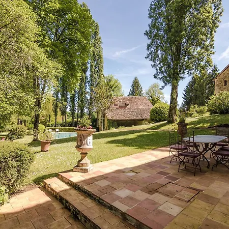 Holiday home Ritzy Mansion In With Tennis Court Sourzac